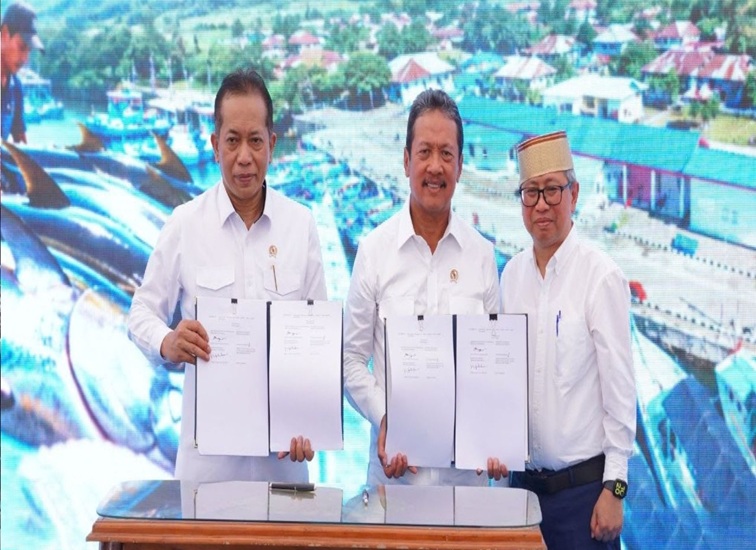 Penandatanganan dokumen Nota Kesepahaman (MoU) antara Menteri Kelautan dan Perikanan Sakti Wahyu Trenggono dengan Menteri Koperasi Ferry Juliantono, serta lahirnya Surat Keputusan Bersama (SKB) Menteri Kelautan dan Perikanan, Menteri Keuangan, Menteri Koperasi, dan Kepala BP BUMN, di KNMP Tongke-Tongke, Kabupaten Sinjai, Sulawesi Selatan, Jumat (25/9/26). (Dok. Kementerian Kelautan dan Perikanan)