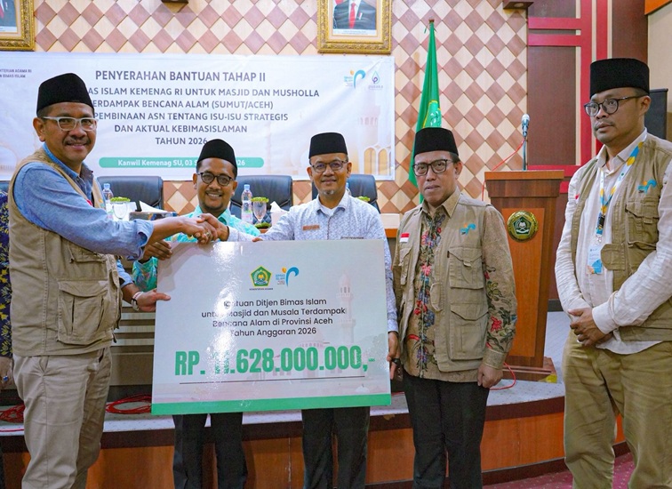 Dirjen Bimas Islam Kemenag Abu Rokhmad menyerahkan bantuan senilai Rp11,6 miliar kepada Kanwil Kemenag Aceh. (Dok. kemenag.go.id)