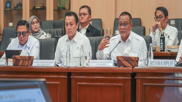 Rapat Kerja yang dipimpin oleh Wakil Ketua Komisi XII DPR RI, Sugeng Suparwoto bersama Menteri LH/Kepala BPLH, Moh Jumhur Hidayat, di Ruang Rapat Komisi XII DPR RI, Gedung Nusantara I, Jakarta, pada Rabu (16/9/2026). (Dok. kemenlh.go.id)