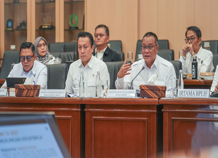 Rapat Kerja yang dipimpin oleh Wakil Ketua Komisi XII DPR RI, Sugeng Suparwoto bersama Menteri LH/Kepala BPLH, Moh Jumhur Hidayat, di Ruang Rapat Komisi XII DPR RI, Gedung Nusantara I, Jakarta, pada Rabu (16/9/2026). (Dok. kemenlh.go.id)