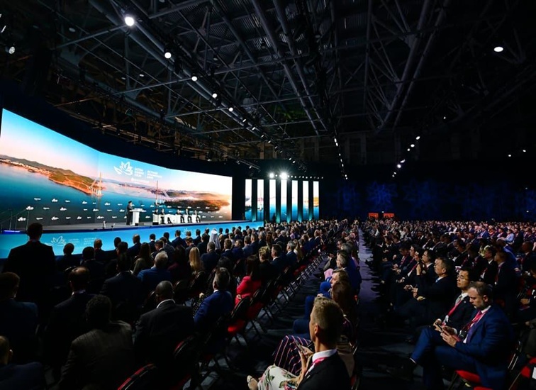 Presiden Prabowo dalam pidatonya saat menghadiri Eastern Economic Forum (EEF) ke-11 di Far Eastern Federal University (FEFU), Vladivostok, Federasi Rusia, pada Kamis (03/09/2026). (Dok. Kemensetneg RI)