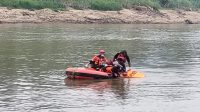 Tim SAR saat melakukan pencarian korban dari perairan Sungai Belayan oleh Tim SAR Gabungan. (Doc. Pos SAR Samarinda)