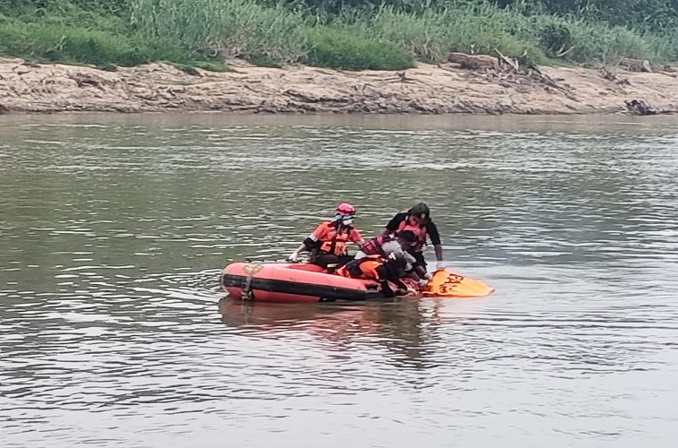 Tim SAR saat melakukan pencarian korban dari perairan Sungai Belayan oleh Tim SAR Gabungan. (Doc. Pos SAR Samarinda)