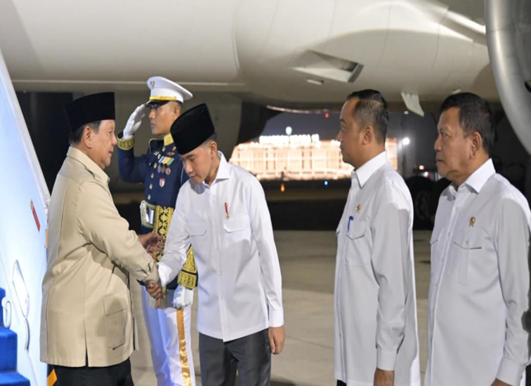 Presiden Prabowo dan rombongan mendarat di Pangkalan TNI AU Halim Perdanakusuma, Jakarta, Senin (14/9/26) dini hari. (Dok. BPMI Setpres)