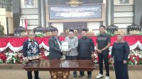 Serah terima penyampaian KUA PPAS Pemkab Kukar ke DPRD saat Rapat Paripurna. (M. As'ari/Lingkar Kaltim)