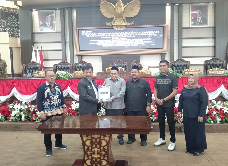 Serah terima penyampaian KUA PPAS Pemkab Kukar ke DPRD saat Rapat Paripurna. (M. As'ari/Lingkar Kaltim)