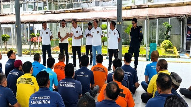Kepala Lapas Narkotika Kelas IIA Samarinda, Puang Dirham saat bertatap muka dengan warga binaan.(Dok.Lapas Narkotika Kelas IIA Smd)