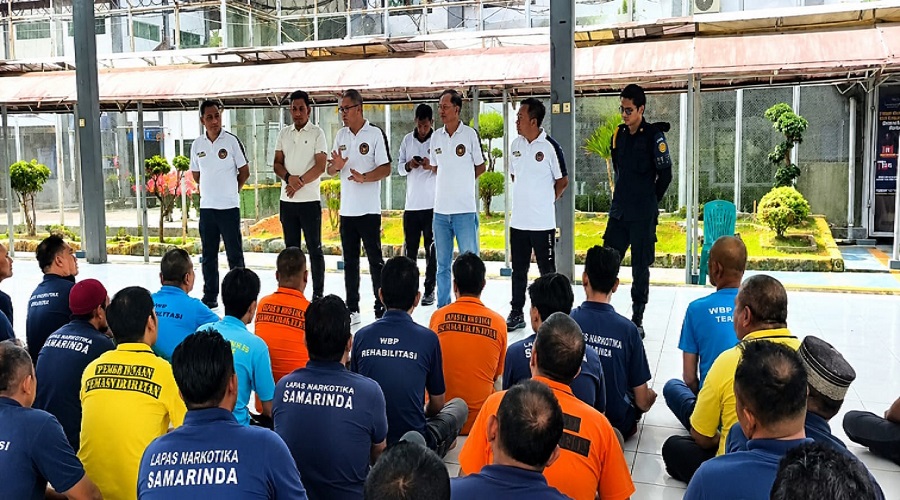 Kepala Lapas Narkotika Kelas IIA Samarinda, Puang Dirham saat bertatap muka dengan warga binaan.(Dok.Lapas Narkotika Kelas IIA Smd)
