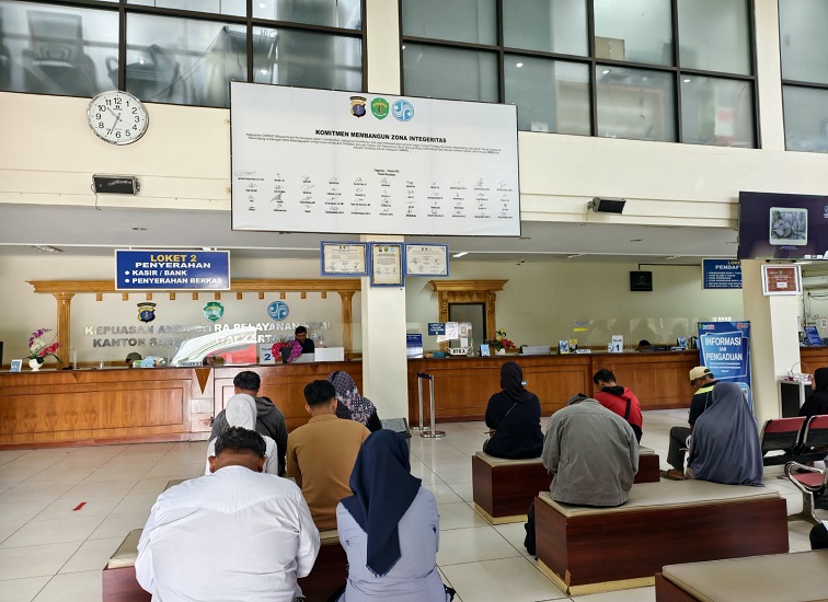 Layanan di Kantor Bersama Samsat Wilayah Kutai Kartanegara (Foto: Hafidz/Lingkarkaltim)
