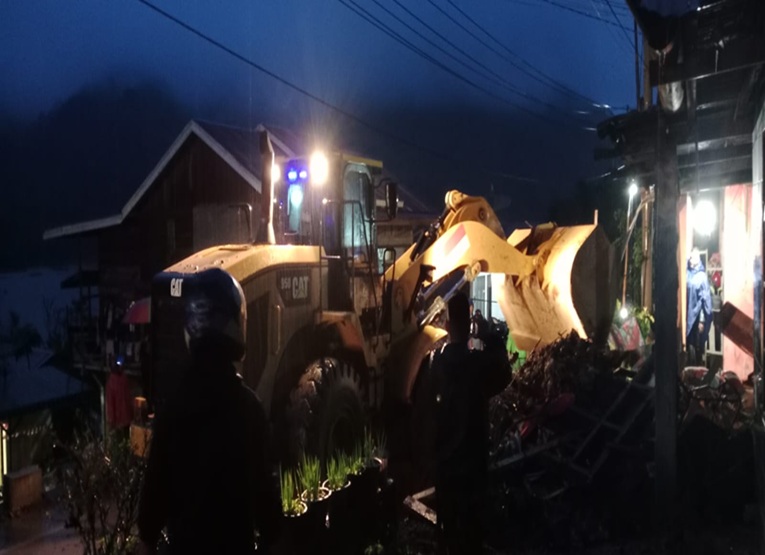 Alat berat membersihkan material longsor yang menutup badan jalan di Kabupaten Aceh Tengah, Provinsi Aceh, Minggu (13/9). Penanganan dilakukan untuk membuka kembali akses jalan yang terdampak. (Dok: bpbd.go.id)