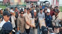 Penyerahan Bantuan Benih Padi oleh Bupati Kukar, Aulia Rahman Basri kepada petani Danau Semayang, Kec. Kenohan. (Doc. Distanak Kukar)
