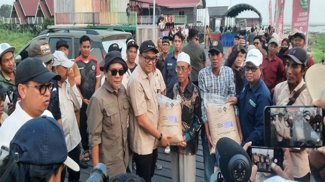 Penyerahan Bantuan Benih Padi oleh Bupati Kukar, Aulia Rahman Basri kepada petani Danau Semayang, Kec. Kenohan. (Doc. Distanak Kukar)