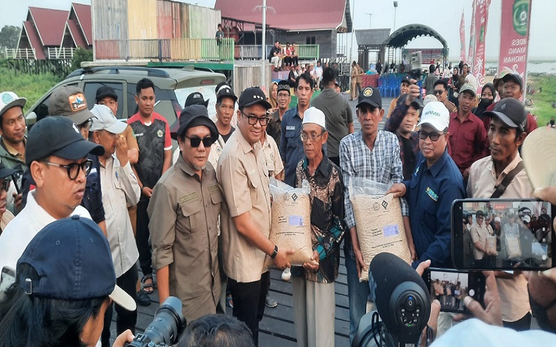 Penyerahan Bantuan Benih Padi oleh Bupati Kukar, Aulia Rahman Basri kepada petani Danau Semayang, Kec. Kenohan. (Doc. Distanak Kukar)