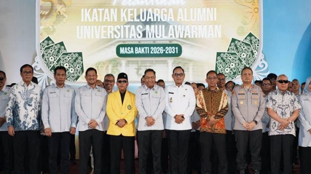 Foto bersama usai prosesi pelantikan pengurus Pusat Ikatan Keluarga Alumni (IKA) Universitas Mulawarman.(Adpim Pemprov Kaltim)