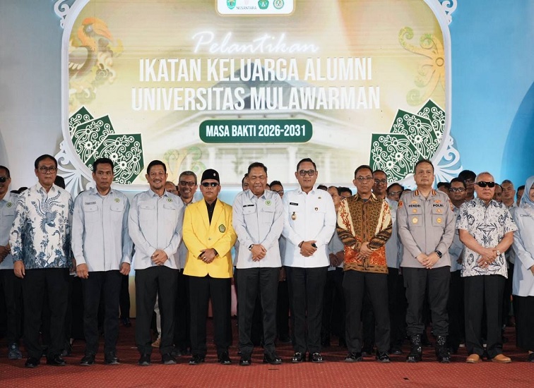 Foto bersama usai prosesi pelantikan pengurus Pusat Ikatan Keluarga Alumni (IKA) Universitas Mulawarman.(Adpim Pemprov Kaltim)