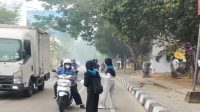 Pembagian masker di Jalan Ahmad Mukhsin, Kamis (17/9/2026) (Rizki/Lingkarkaltim)