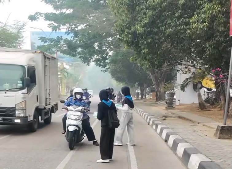 Pembagian masker di Jalan Ahmad Mukhsin, Kamis (17/9/2026) (Rizki/Lingkarkaltim)