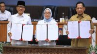 Menteri Desa dan Pembangunan Daerah Tertinggal (Mendes PDT) Yandri Susanto bersama Menteri Dalam Negeri Muhammad Tito Karnavian dan Menteri Pemberdayaan Perempuan dan Perlindungan Anak Arifatul Choiri Fauzi menandatangani Surat Keputusan Bersama (SKB) tentang Ruang Bersama Indonesia (RBI) untuk Perempuan dan Perlindungan Anak di gedung Sasana Bhakti Praja Kemendagri, Jakarta, Senin (14/9/2026). (dok. Humas Kemendesa dan PDT)