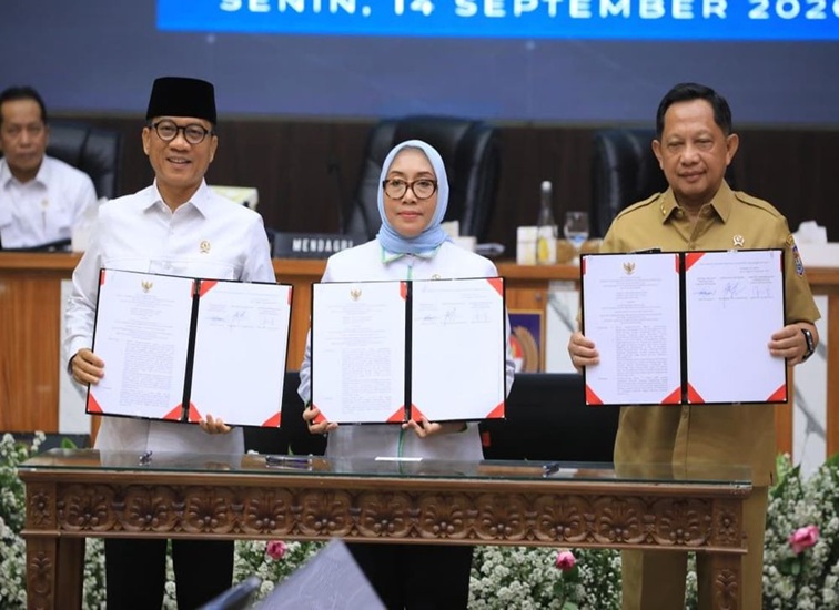 Menteri Desa dan Pembangunan Daerah Tertinggal (Mendes PDT) Yandri Susanto bersama Menteri Dalam Negeri Muhammad Tito Karnavian dan Menteri Pemberdayaan Perempuan dan Perlindungan Anak Arifatul Choiri Fauzi menandatangani Surat Keputusan Bersama (SKB) tentang Ruang Bersama Indonesia (RBI) untuk Perempuan dan Perlindungan Anak di gedung Sasana Bhakti Praja Kemendagri, Jakarta, Senin (14/9/2026). (dok. Humas Kemendesa dan PDT)