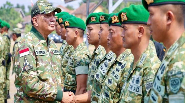 Menteri Pertahanan Republik Indonesia (Menhan RI) Sjafrie Sjamsoeddin saat kunjungan kerja ke Marshalling Area Batalyon Infanteri Teritorial Pembangunan (Yonif TP) 339/Jaya Perkasa di Ujung Jaya, Kabupaten Sumedang, Jawa Barat, Jumat (25/9/2026). (Dok. Kemenhan RI)