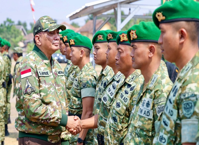 Menteri Pertahanan Republik Indonesia (Menhan RI) Sjafrie Sjamsoeddin saat kunjungan kerja ke Marshalling Area Batalyon Infanteri Teritorial Pembangunan (Yonif TP) 339/Jaya Perkasa di Ujung Jaya, Kabupaten Sumedang, Jawa Barat, Jumat (25/9/2026). (Dok. Kemenhan RI)