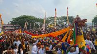 Prosesi Mengulur Naga yang akan dibawa ke pelabuhan menuju Kutai Lama, Minggu (27/9/26). (Dilla/lingkarkaltim)