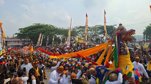 Prosesi Mengulur Naga yang akan dibawa ke pelabuhan menuju Kutai Lama, Minggu (27/9/26). (Dilla/lingkarkaltim)