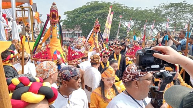 Naga Laki dan Bini yang dibawa ke Kutai Lama, Kecamatan Anggana. (M. As'ari/Lingkarkaltim)