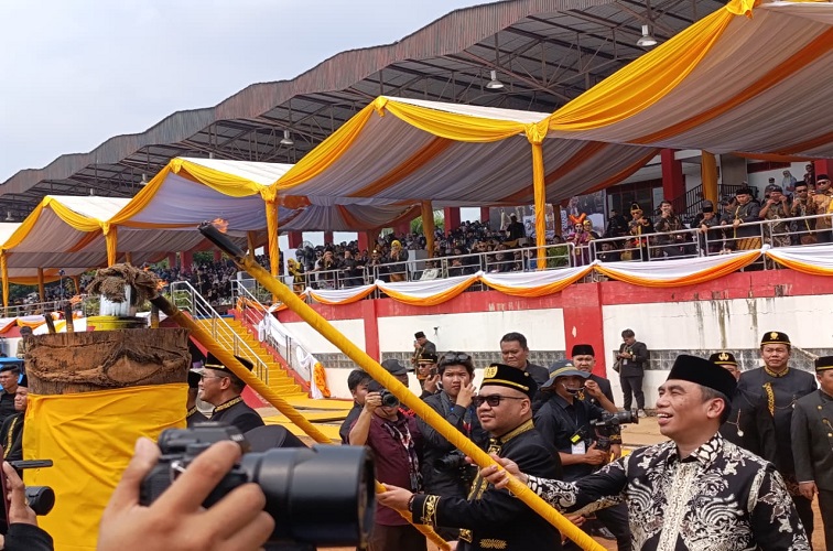 Penyalaan brong sebagai penanda resminya pesta budaya Erau Adat Kutai 2026