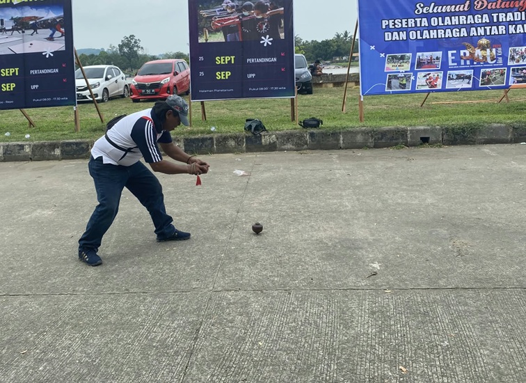 Olahraga Tradisional Begasing Event Erau Adat Kutai