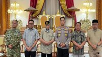 Jajaran Forkopimda bersama Sultan Kutai Kartanegara Aji Muhammad Arifin usai mengadakan rapat koordinasi, Kedaton Kutai Kartanegara, Tenggarong, Sabtu (19/9/26). (Dilla/lingkarkaltim)