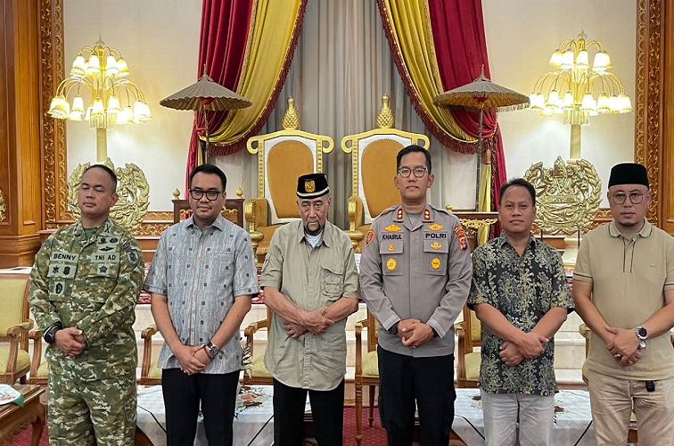 Jajaran Forkopimda bersama Sultan Kutai Kartanegara Aji Muhammad Arifin usai mengadakan rapat koordinasi, Kedaton Kutai Kartanegara, Tenggarong, Sabtu (19/9/26). (Dilla/lingkarkaltim)