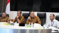 Rudy Mas'ud saat memimpin Rapat Koordinasi Bedah Rumah di VIP Room Rumah Jabatan Gubernur Kaltim, Selasa (22/9/ 2026).(Adpim Pemprov Kaltim)