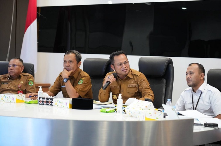 Rudy Mas'ud saat memimpin Rapat Koordinasi Bedah Rumah di VIP Room Rumah Jabatan Gubernur Kaltim, Selasa (22/9/ 2026).(Adpim Pemprov Kaltim)