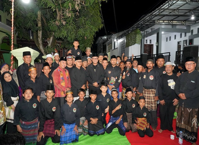 Foto bersama disela sela acara syukuran Hari Ulang Tahun (HUT) ke-50 Padepokan Naga Pertapa Indonesia (NPI).(Dok.NPI)