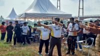Sekda Kukar Sunggono beserta Kepala Dispora Kukar Aji Ali Husni mencoba permain ketapel di halaman parkrir pulau kumala,Senin (21/9/26). (Dilla/lingkarkaltim)