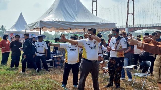 Sekda Kukar Sunggono beserta Kepala Dispora Kukar Aji Ali Husni mencoba permain ketapel di halaman parkrir pulau kumala,Senin (21/9/26). (Dilla/lingkarkaltim)