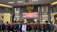 Foto bersama Ketua DPRD dan Bupati, Sultan Kukar di  rapat paripurna HUT Tenggarong, Senin (28/9/2026) (Rizki/Lingkarkaltim)