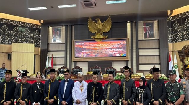 Foto bersama Ketua DPRD dan Bupati, Sultan Kukar di  rapat paripurna HUT Tenggarong, Senin (28/9/2026) (Rizki/Lingkarkaltim)