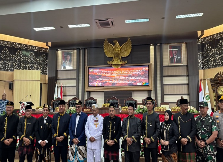 Foto bersama Ketua DPRD dan Bupati, Sultan Kukar di  rapat paripurna HUT Tenggarong, Senin (28/9/2026) (Rizki/Lingkarkaltim)