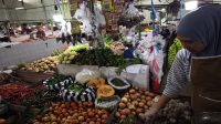 Pedagang sayur di pasar Mangkurawang, Selasa (29/9/2026) (Rizki/Lingkarkaltim)