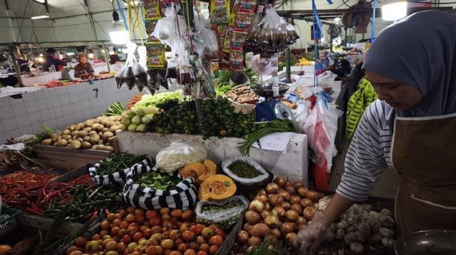 Pedagang sayur di pasar Mangkurawang, Selasa (29/9/2026) (Rizki/Lingkarkaltim)