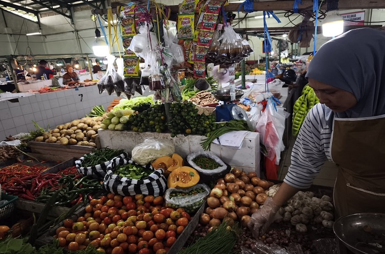 Pedagang sayur di pasar Mangkurawang, Selasa (29/9/2026) (Rizki/Lingkarkaltim)