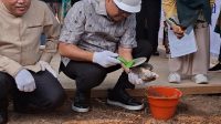 Bupati Kukar meletakkan batu pertama untuk pembangun Klinik Utama PKU Muhammadiyah,Jalan Udang, Tenggarong,Sabtu(19/9/26). (Dilla/lingkarkaltim)