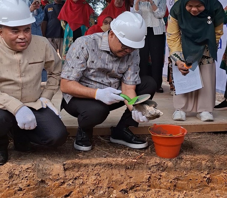 Bupati Kukar meletakkan batu pertama untuk pembangun Klinik Utama PKU Muhammadiyah,Jalan Udang, Tenggarong,Sabtu(19/9/26). (Dilla/lingkarkaltim)
