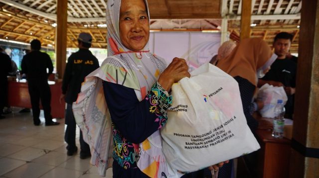 PT Pertamina Hulu Energi (PHE) sebagai Subholding Upstream Pertamina menyalurkan 15.000 paket sembako.(Dok:Pertamina)