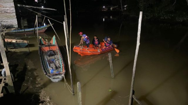 Tim Damkar Lakukan pencarian sejak Senin malam (31/8/26). (Doc. Disdamkarmatan Kukar)