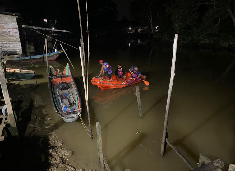Tim Damkar Lakukan pencarian sejak Senin malam (31/8/26). (Doc. Disdamkarmatan Kukar)