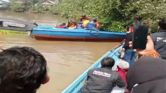 Tim SAR gabungan mengevakuasi korban tenggelam di kawasan Desa Bakungan, Loa Janan. (Doc. Tangkapan Layar Video Relawan)