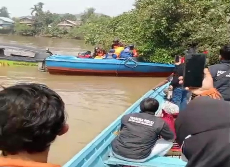 Tim SAR gabungan mengevakuasi korban tenggelam di kawasan Desa Bakungan, Loa Janan. (Doc. Tangkapan Layar Video Relawan)